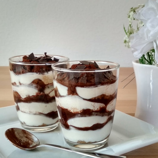 Zwei Gläser mit dem folgenden Rezept in Schichten gelagert. Die Schichten wechseln sich ab und sind erst braun dann weiß