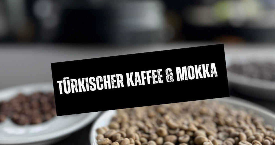 Kaffeebohnen mit unterschiedlichen Röstungsgraden liegen auf weißen Tellern in der Rösterei von Caffè Passione und veranschaulichen die verschiedenen Röststufen.
