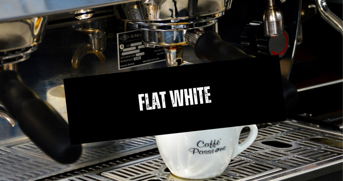 Weiße Caffè Passione Espressotasse steht vor einer silbernen Siebträgermaschine.