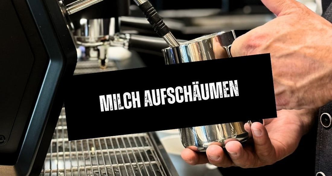 An einer Siebträgermaschine wird an der Dampflanze Milch aufgeschäumt.