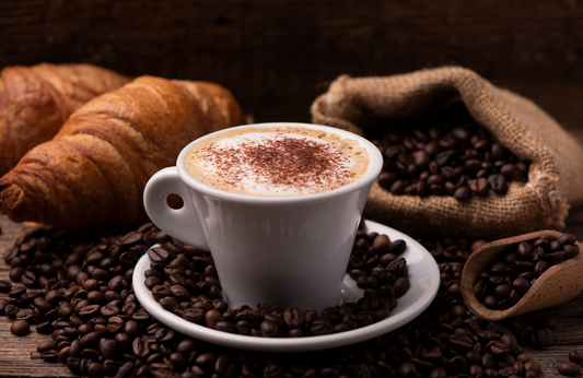 Kaffee mit Croissant