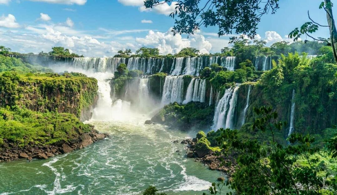 Eine schöne Landschaft mit vielen Wasserfällen. Überall kleinere Bäume und viel Grün