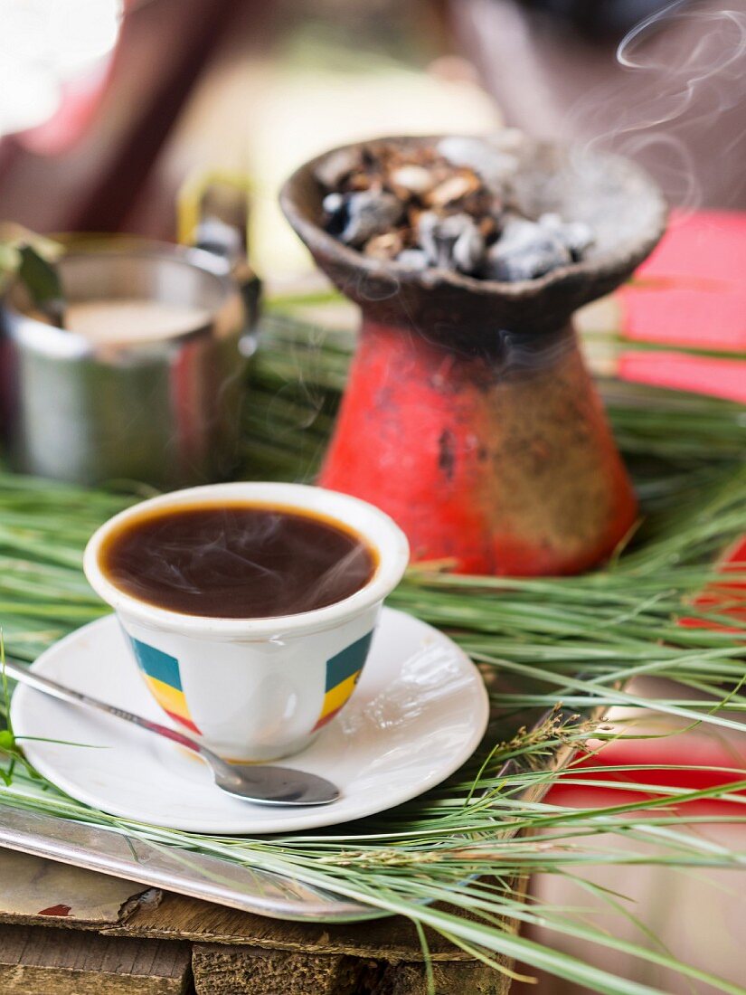 afrikanischer kaffee der Zubereitet wird mit tradtionellen Methoden