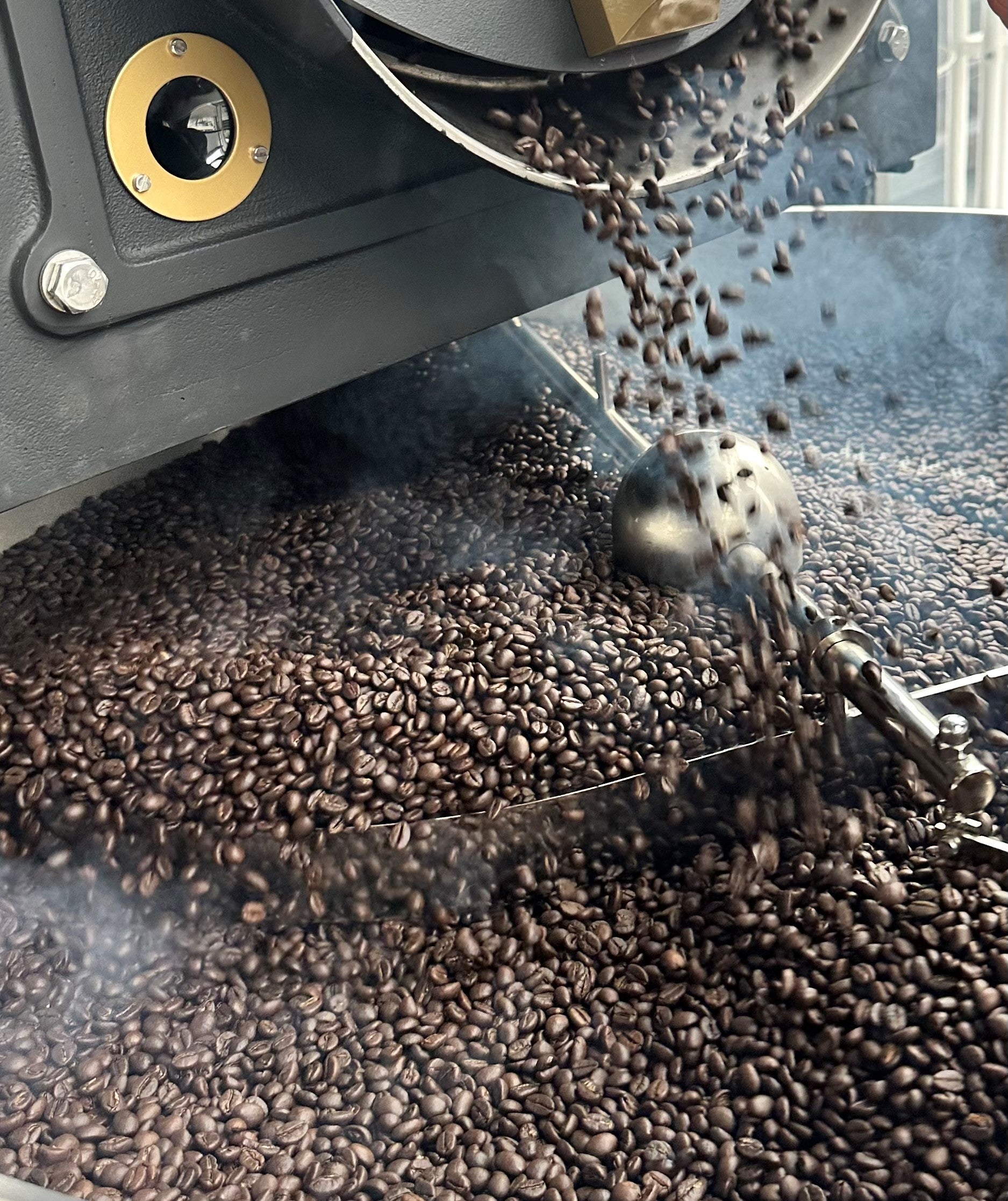 Frisch geröstete Kaffeebohnen die umgekippt werden