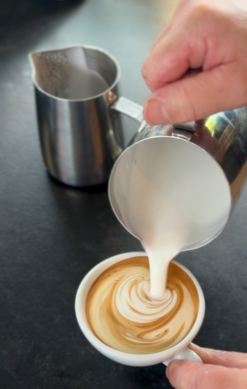 Barista macht einen leckeren Cappucino