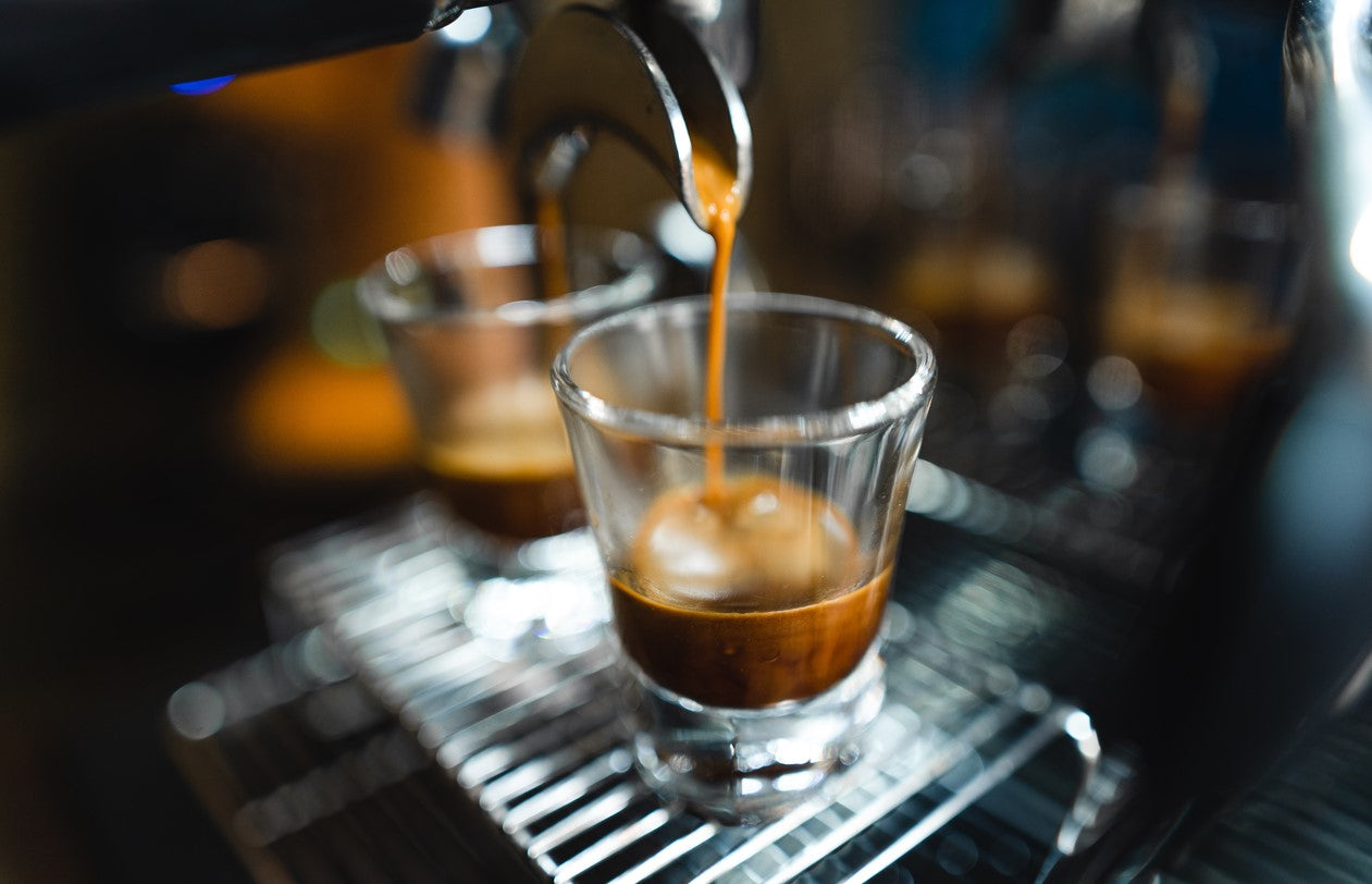 Espresso Glas wird von Siebträger befüllt