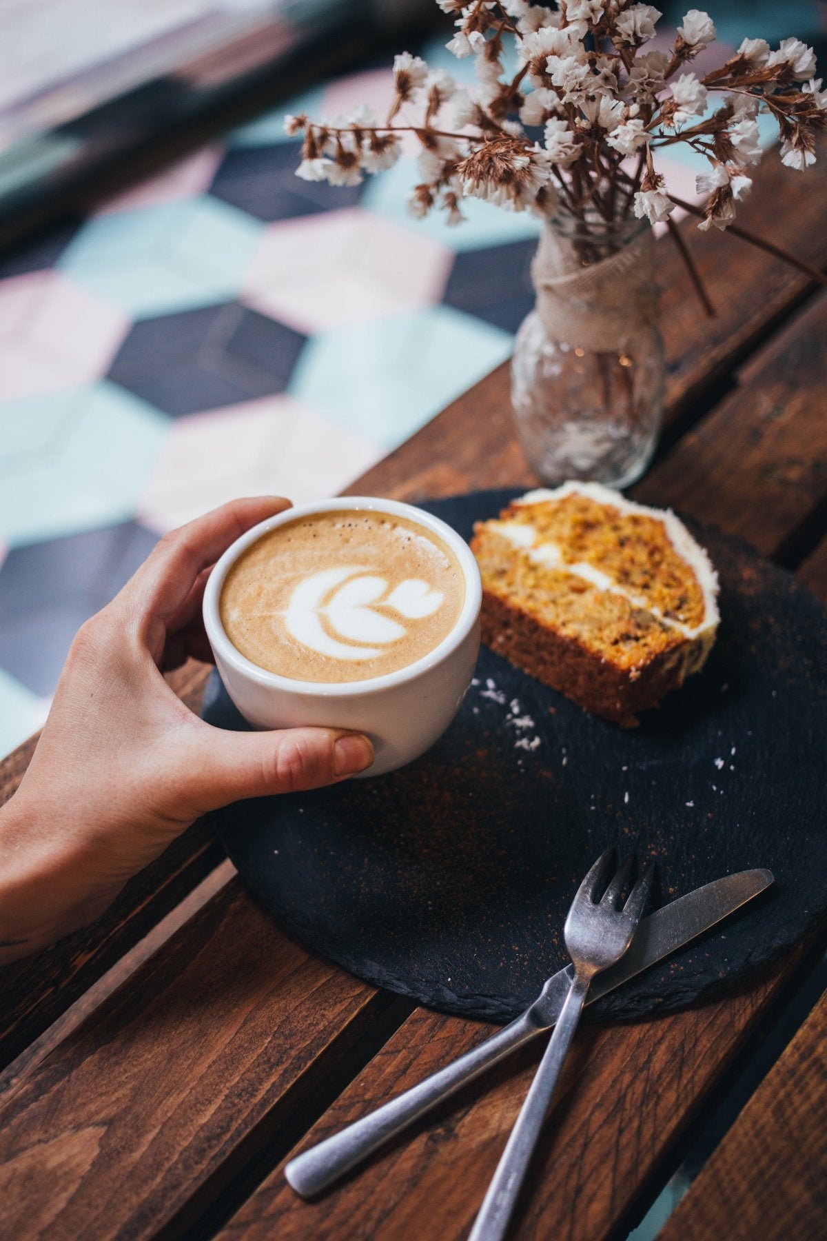 Kaffee und Kuchen auf einem braunen Holztisch