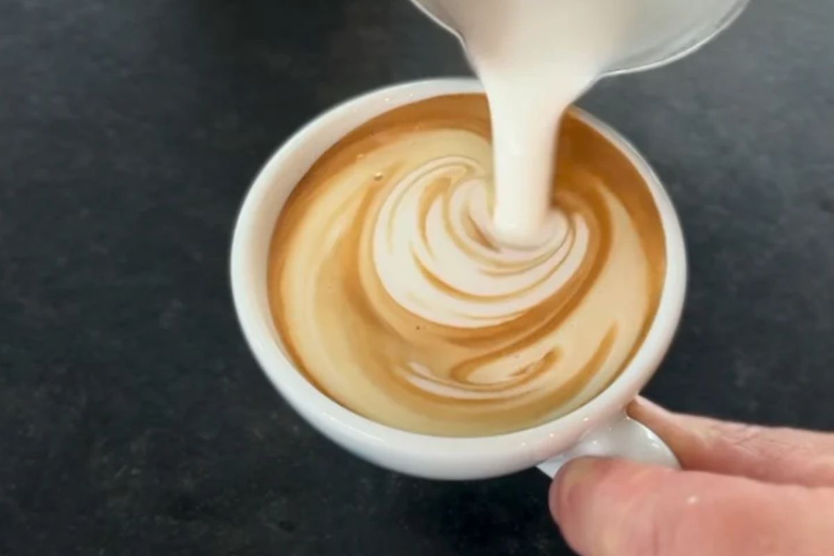 Koffeinfreier Cappuccino mit cremigem Milchschaum in einer Tasse, zubereitet aus entkoffeiniertem Kaffee.