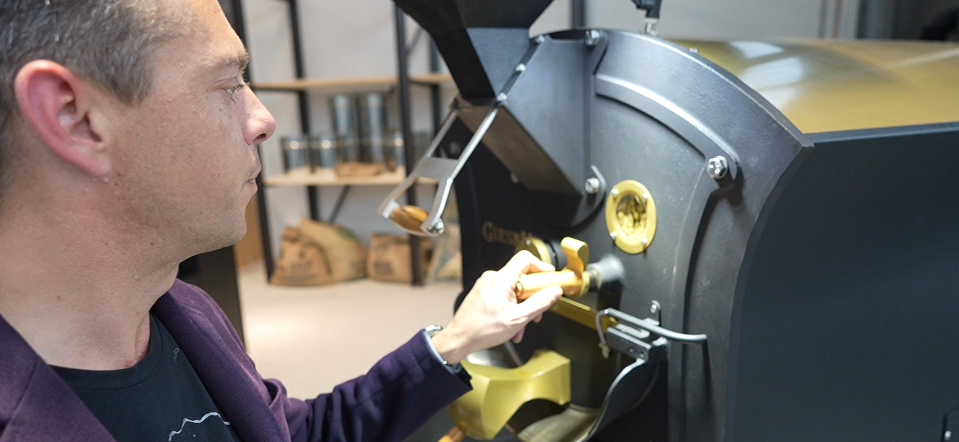 Unser Barista Mario überprüft die Röstung