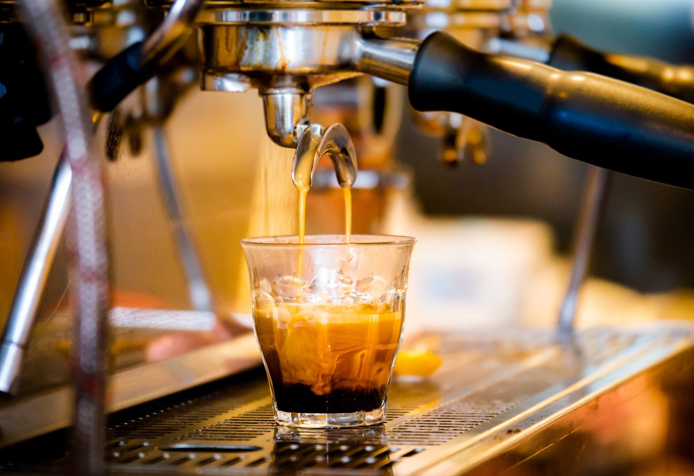 Siebtraeger Maschine die einen Espresso ins Glas macht